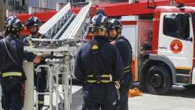 Dotación de Bomberos de Barcelona junto a un camión / Ajuntament de Barcelona