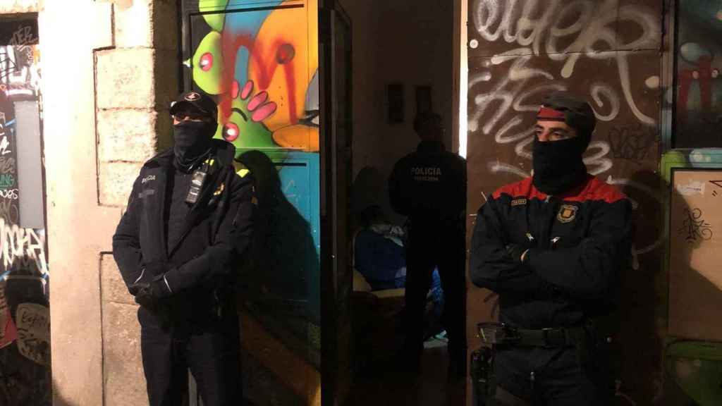 Los agentes durante el operativo contra un punto de venta de drogas en Ciutat Vella / MOSSOS D'ESQUADRA