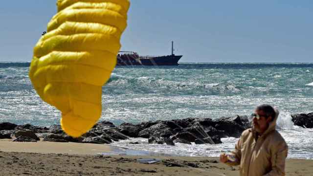 Fuertes rachas de viento en la playa de Barcelona / EFE