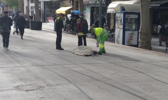 Dos agentes de la Guardia Urbana hablan con un vendedor en la ronda de Sant Antoni / MA