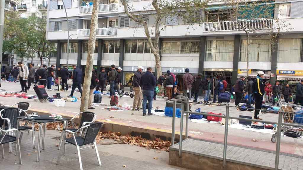 Decenas de vendedores del mercado de la miseria, en la ronda de Sant Antoni / MA