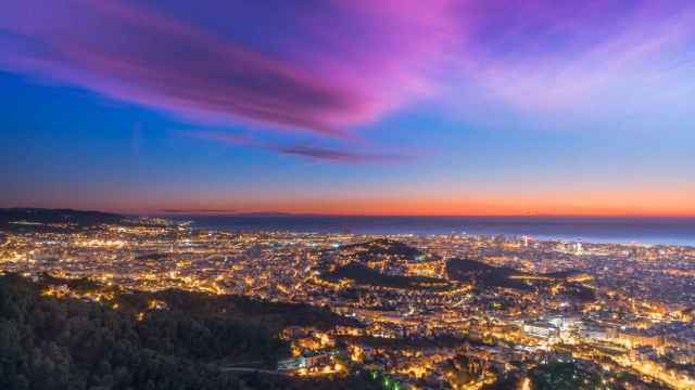 Panorámica de Barcelona con una multitud de colores en el cielo / ALFONS PUERTAS