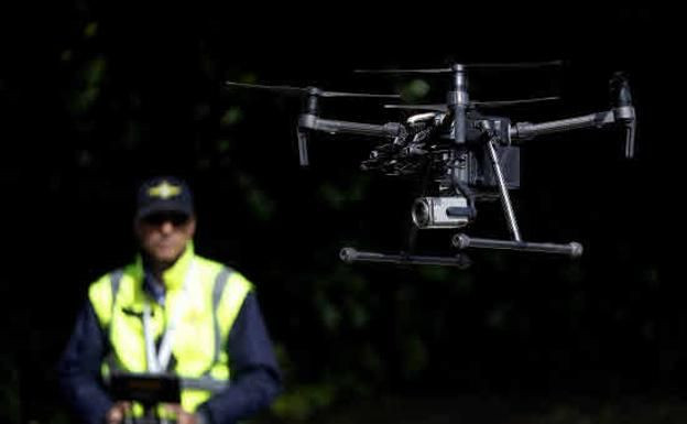 Un hombre pilotando un dron en una imagen de archivo / EFE