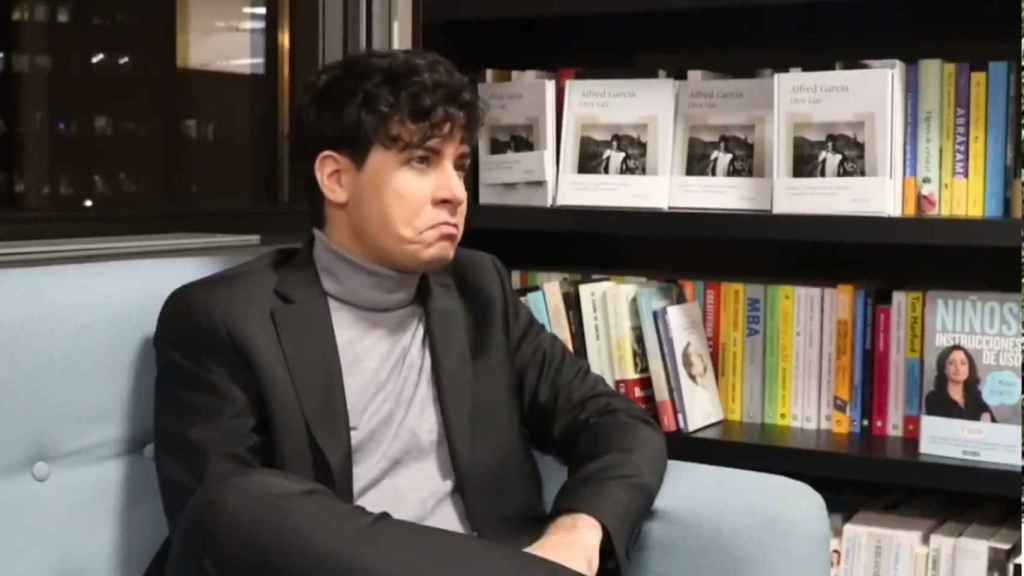 El cantante Alfred García durante una entrevista en la que habla de su libro de poemas / LA CAJA DE MÚSICA