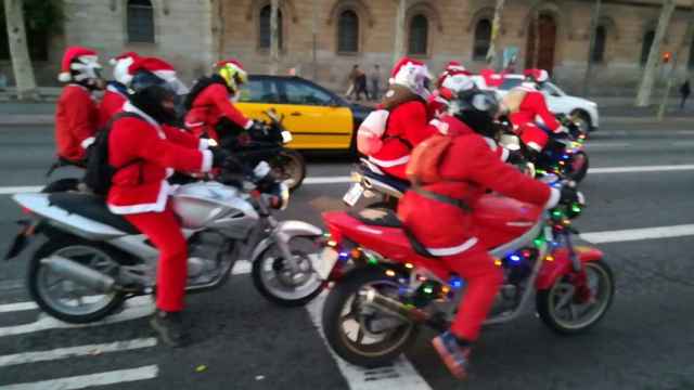 Motoristas vestidos de Papá Noel recorriendo las calles de Barcelona