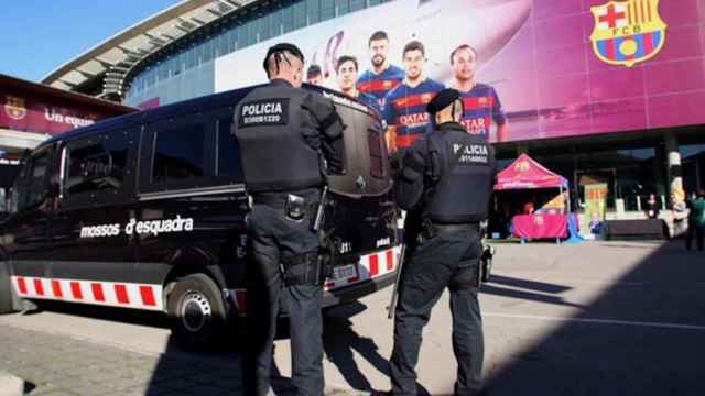 Agentes de la brigada antidisturbios de los Mossos (BRIMO) vigilando los alrededores del Camp Nou / EFE