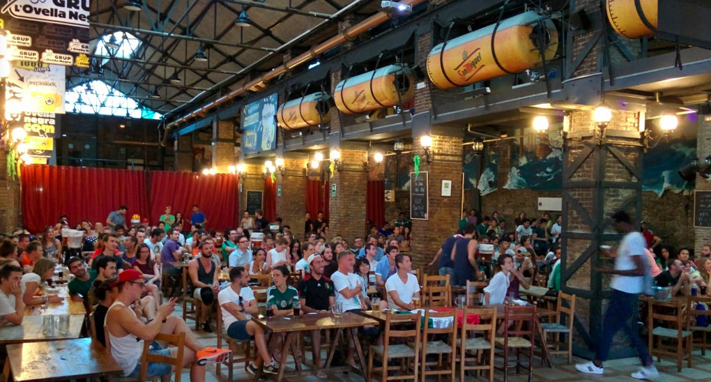 Personas viendo un partido del clásico en l'Ovella Negra, en Barcelona / GOOGLE MAPS