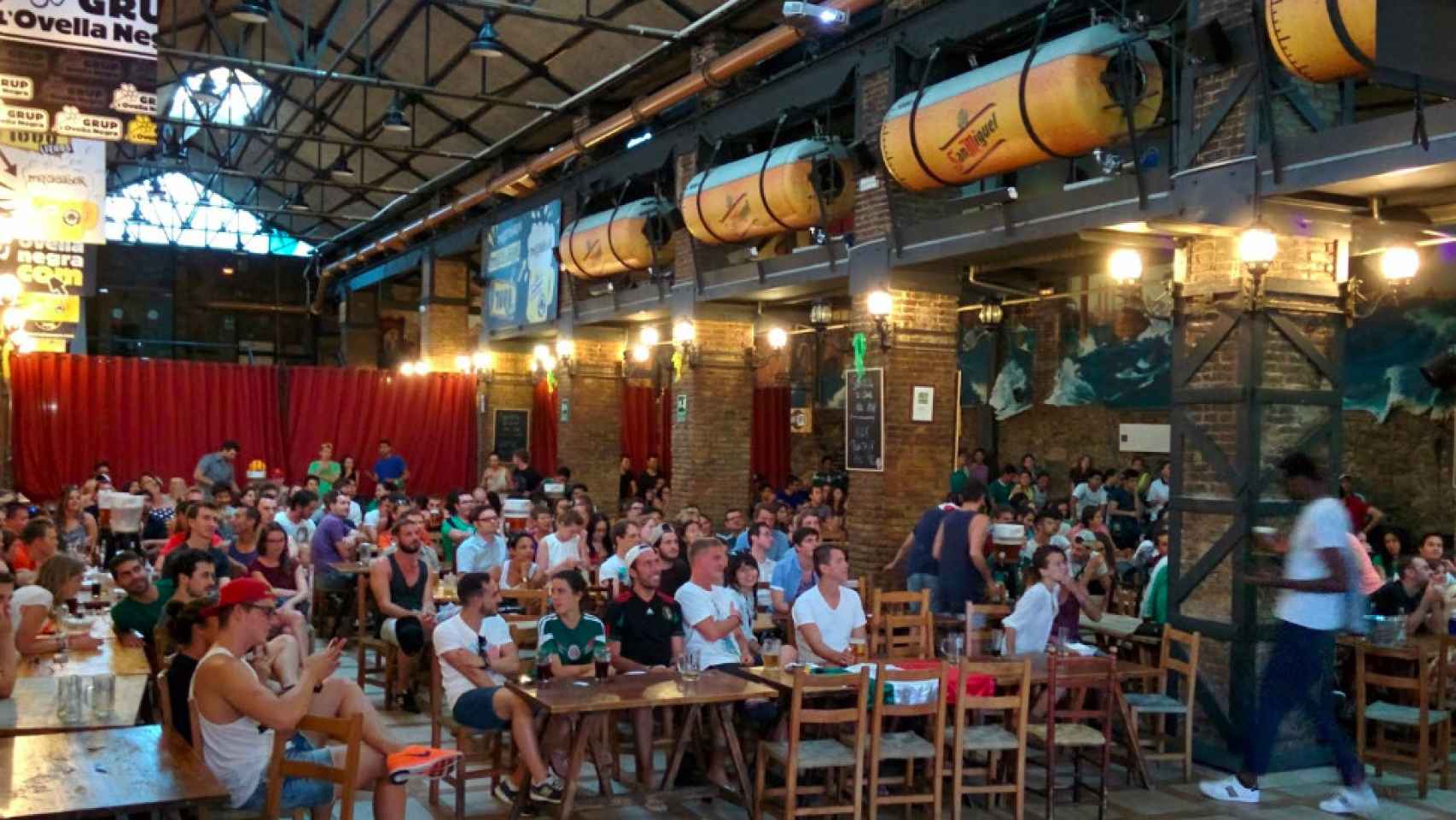 Personas viendo un partido del clásico en l'Ovella Negra, en Barcelona / GOOGLE MAPS