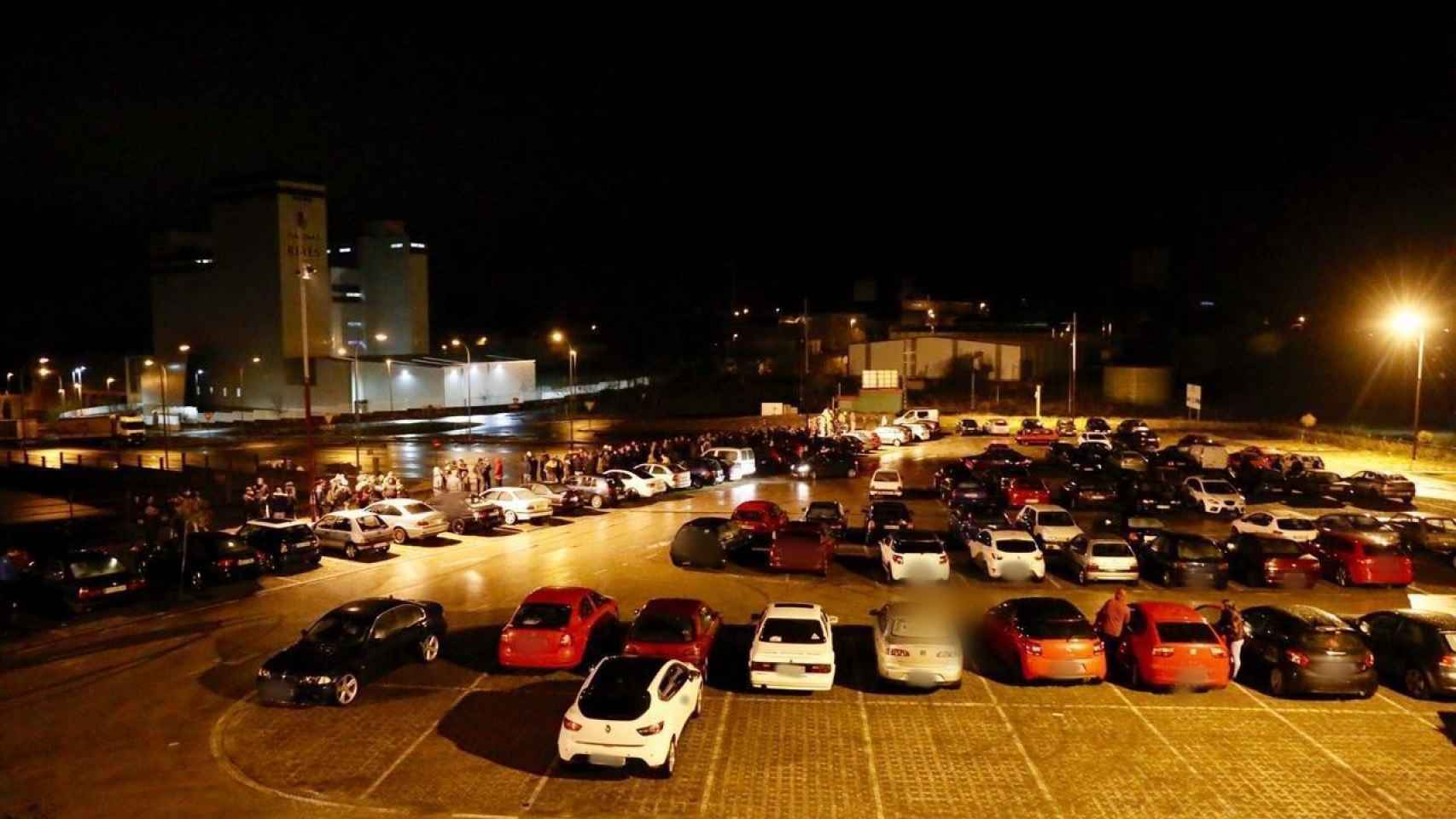 Concentración de coches en una carrera ilegal nocturna