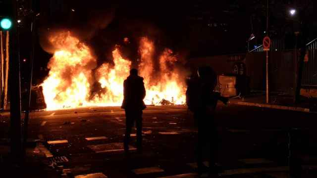 Manifestante en los disturbios provocados por Tsunami Democràtic en las inmediaciones del Camp Nou el día del Clásico / G.A