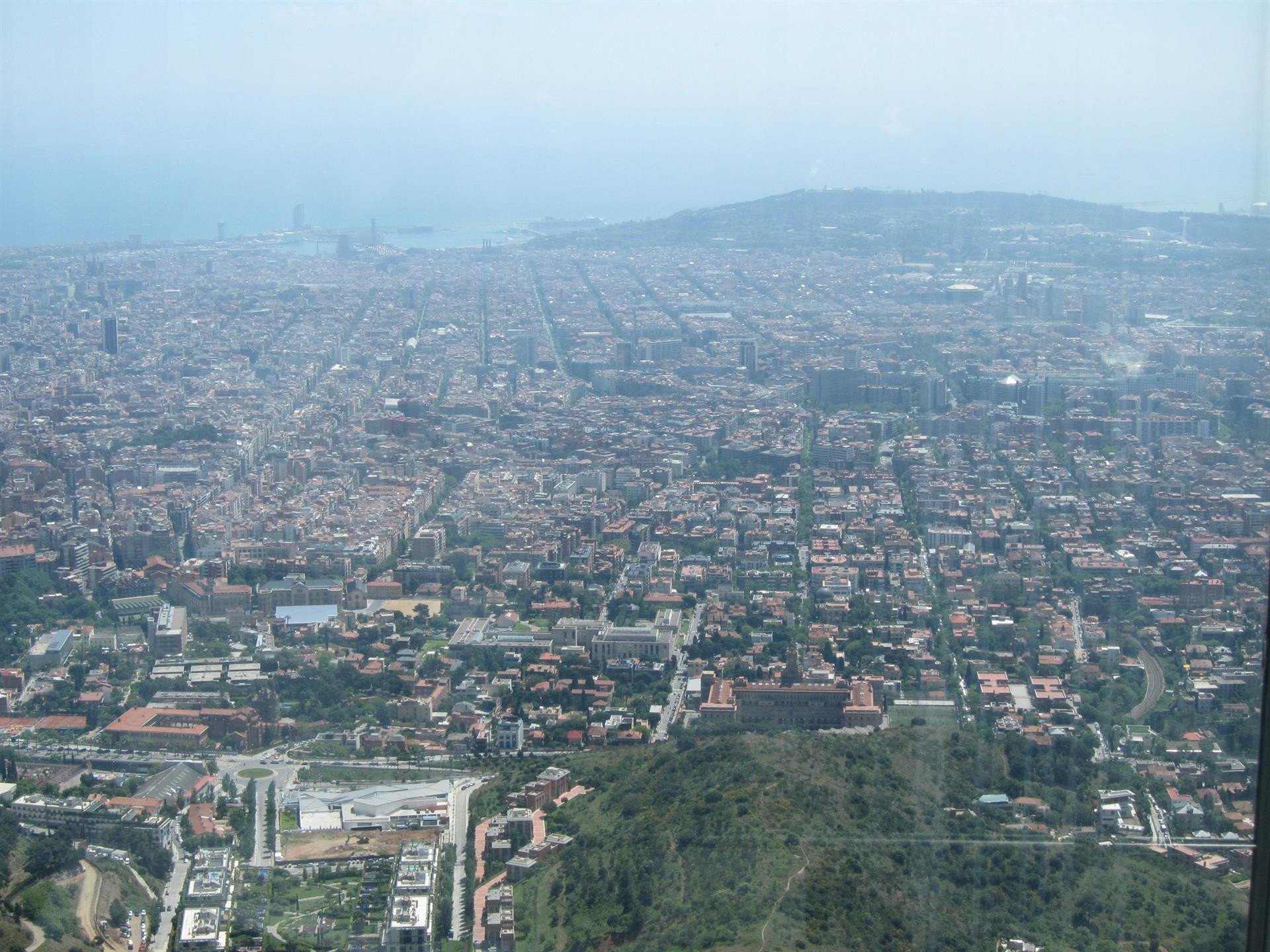 Una imagen de archivo de contaminación sobre la ciudad de Barcelona / EUROPA PRESS