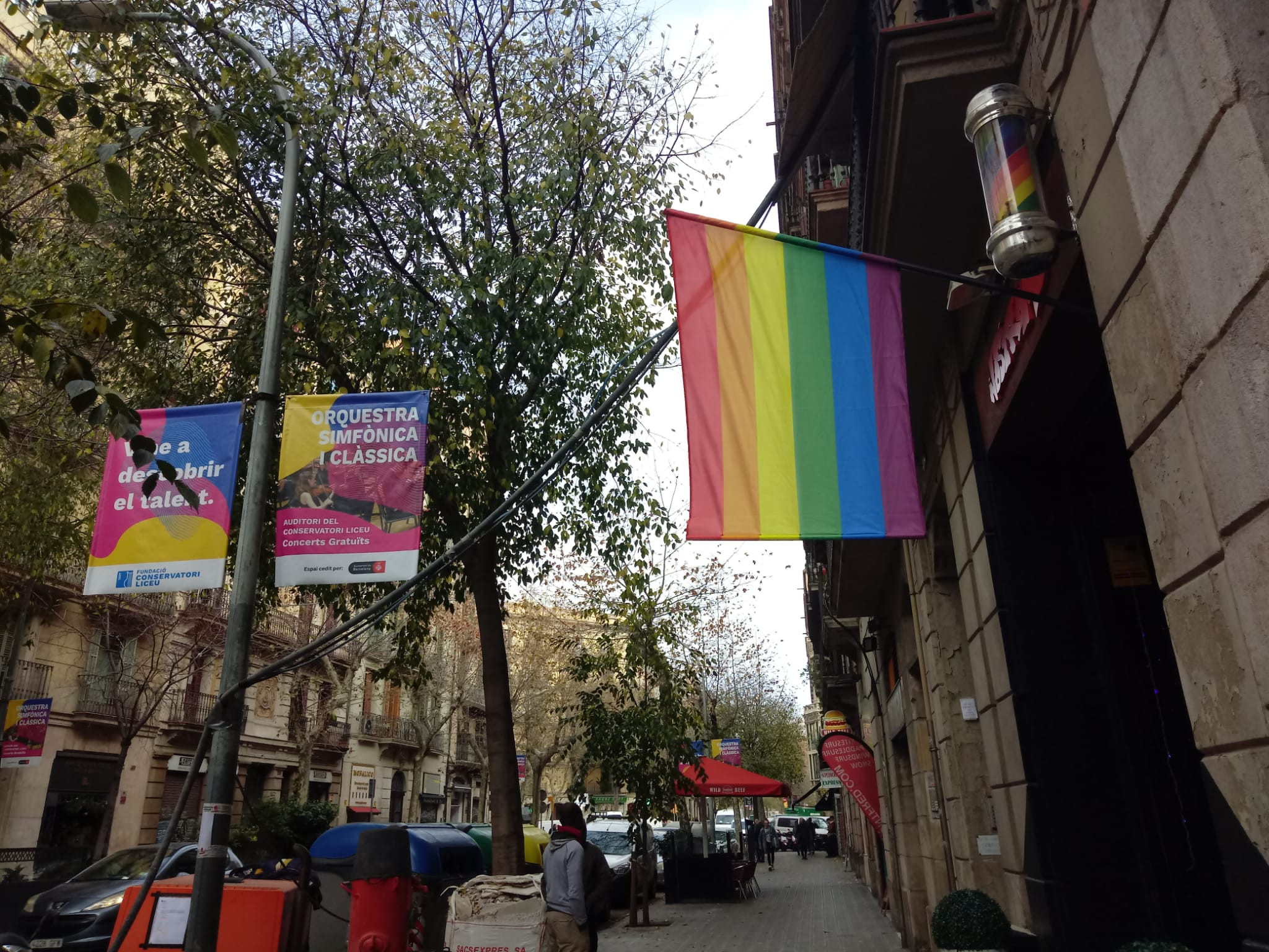 Bandera LGTBI en un local de la calle Diputació, en El Eixample / A.L.