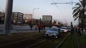 Coches circulando por la vía del tranvía / TWITTER @LUISFERLOPEZ78