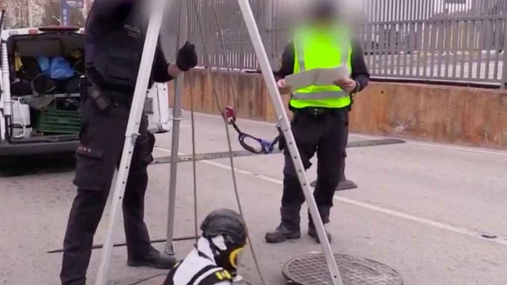 Comprobación del alcantarillado por parte de los Mossos en Barcelona / MOSSOS D'ESQUADRA