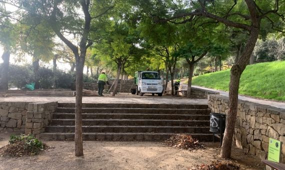 Brigada de parques abiertos realizando la limpieza del parque del Mirador del Poble-sec / V.M