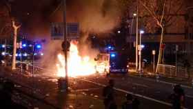 Una barricada ardiendo, junto al Camp Nou / G A