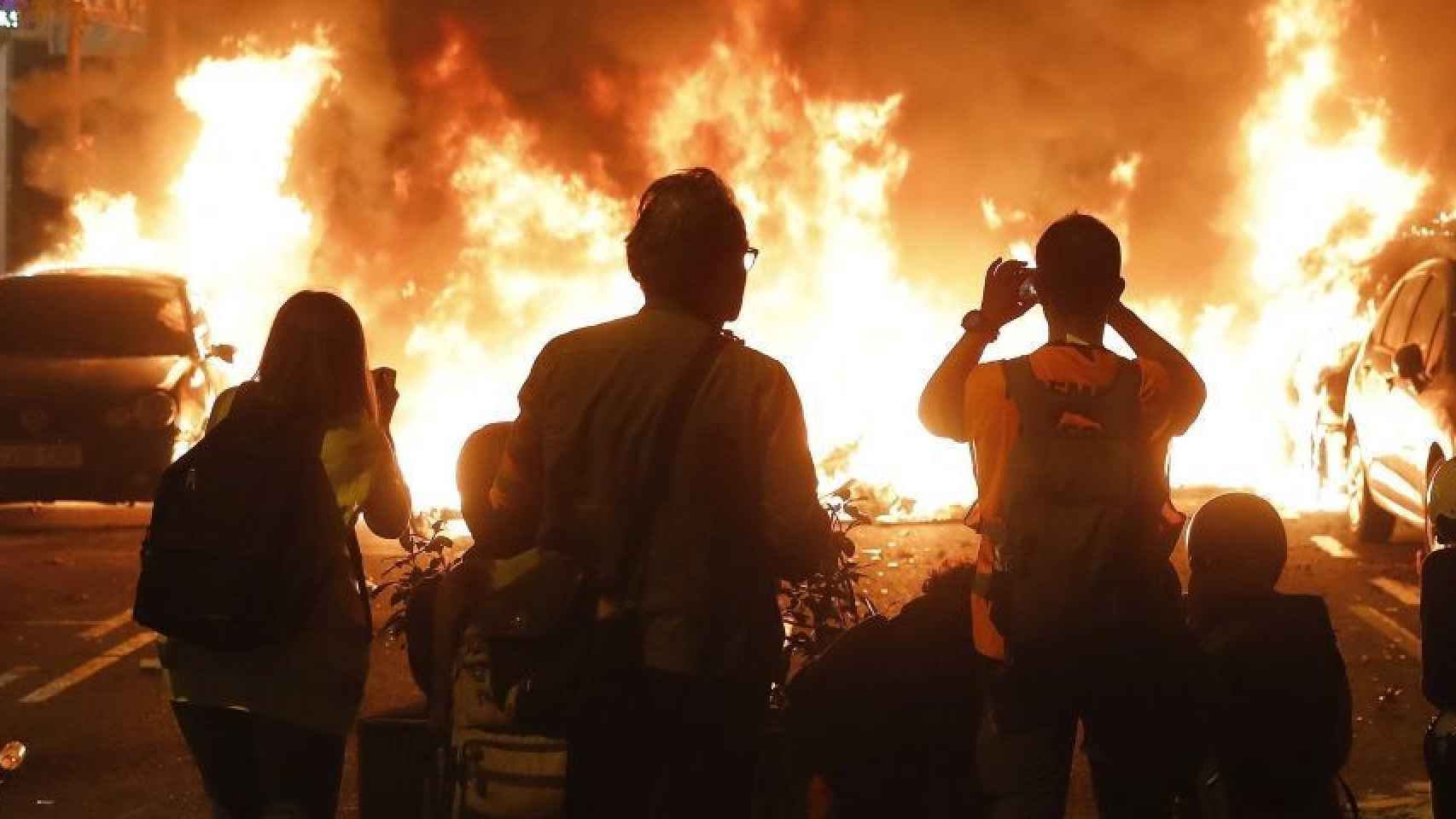 Una barricada de fuego, en octubre, durante los disturbios / EFE