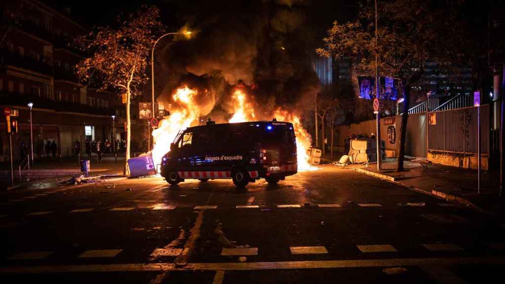 Furgón policial de los Mossos d'Esquadra delante de una barricada / EP