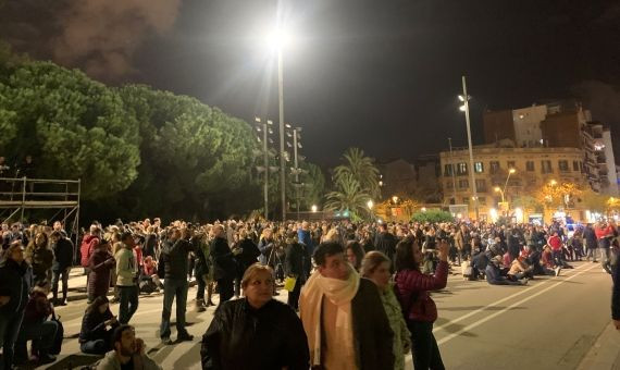 Espectadores de la iluminación navideña de la Sagrada Família / V.M