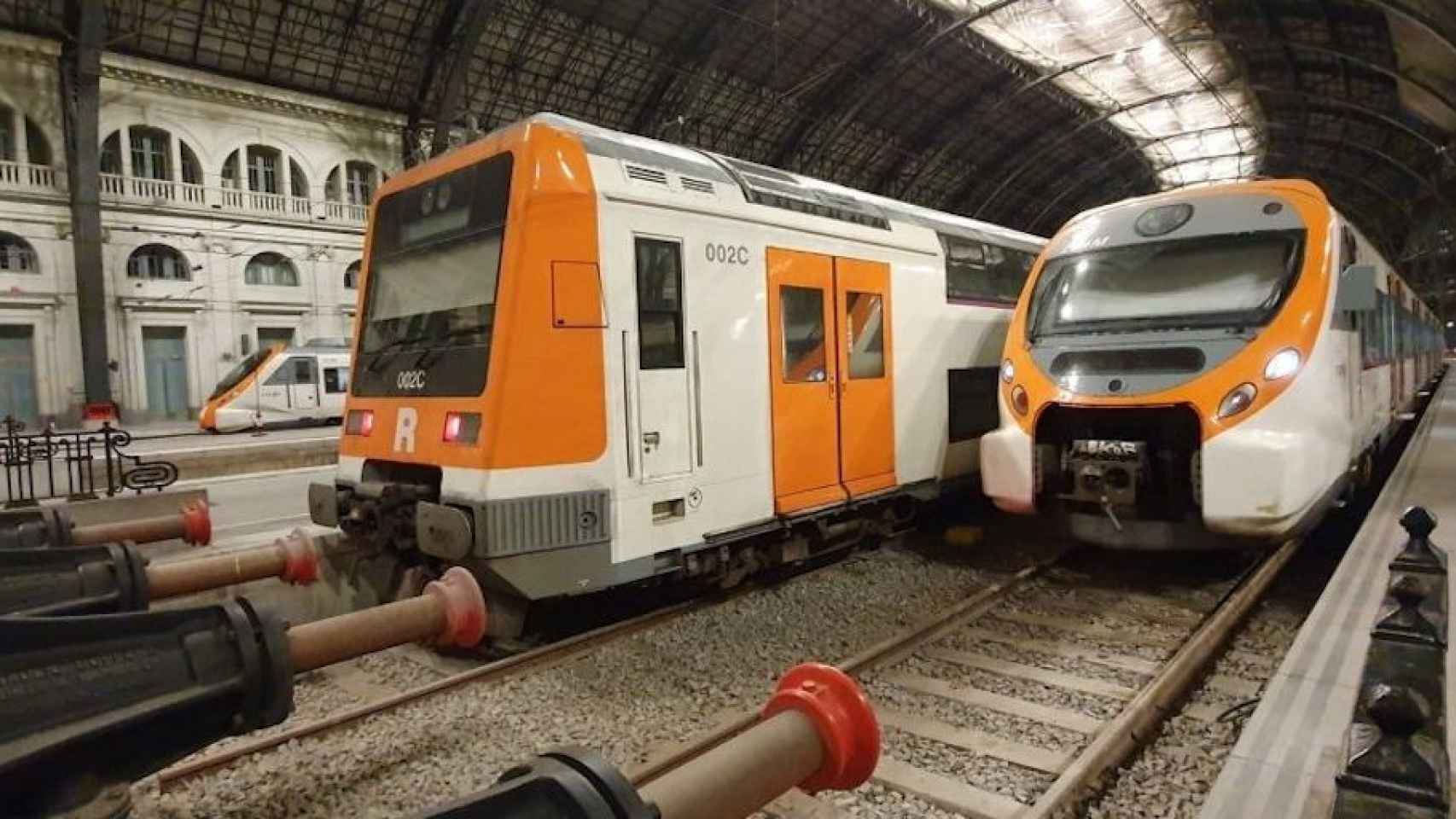 Dos convoyes de Renfe en una estación