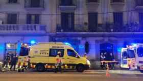 Equipos sanitarios desplazados en la calle Aragó por el incendio / CG