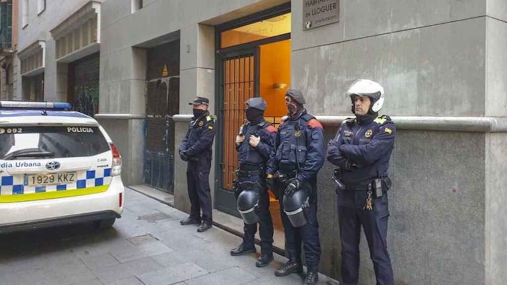 Agentes de los Mossos y Guardia Urbana junto al domicilio del Gòtic registrado / TWITTER MOSSOS