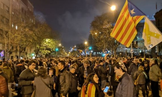 Manifestantes independentistas en la Travessera de les Corts.