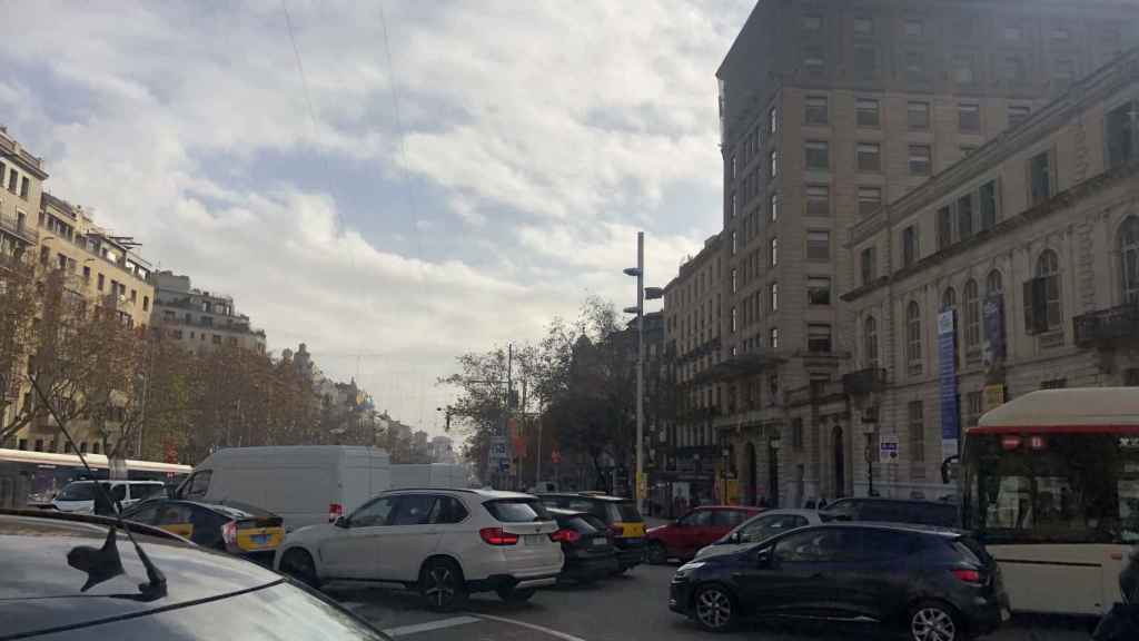 Coches atrapados en el colapso de la avenida Diagonal / MA