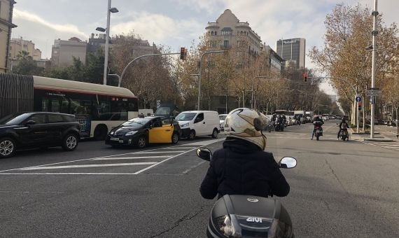 Coches atrapados en el colapso de la avenida Diagonal / MA