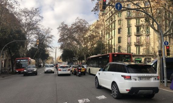 Coches atrapados en la confluencia entre avenida Diagonal y la calle Pau Claris / MA