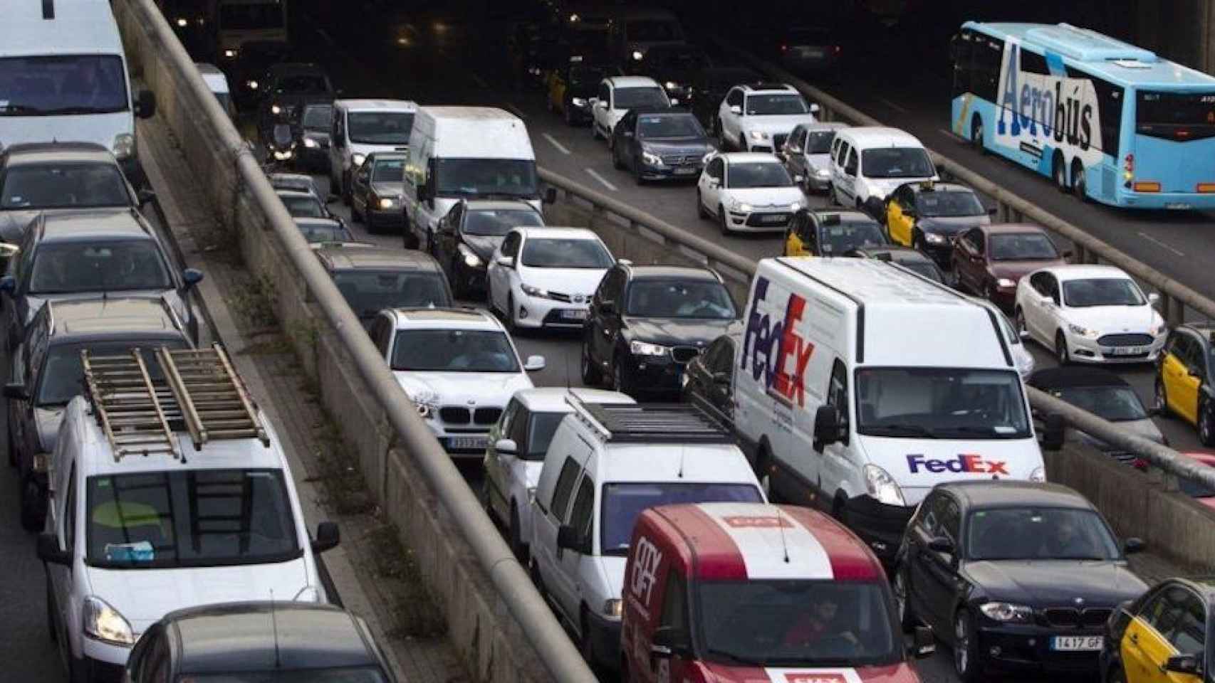 Coches en una vía rápida de Barcelona / EFE