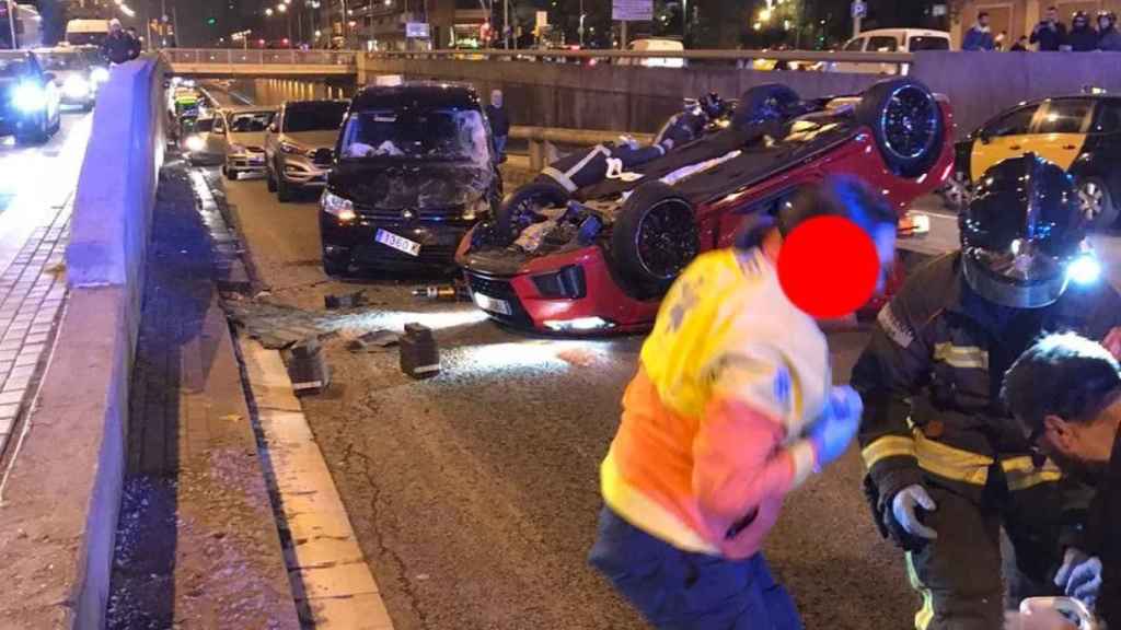 Un coche siniestrado en la Gran Via de les Corts Catalanes / Anti-Radar