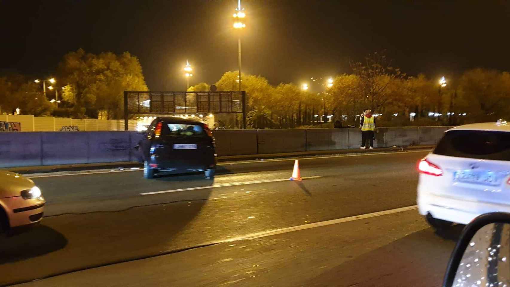 Un coche empotrado en la mediana de la Ronda de Dalt