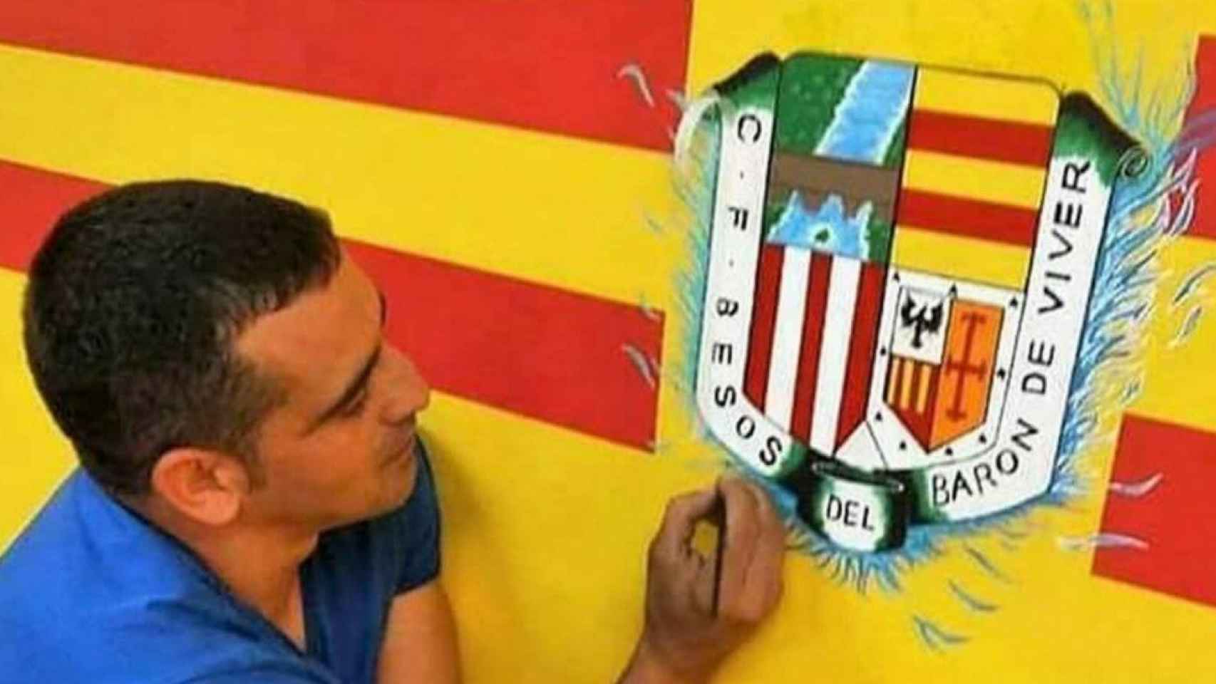 Edu Colmena, junto al escudo del C.F. Besòs del Baró de Viver / CG