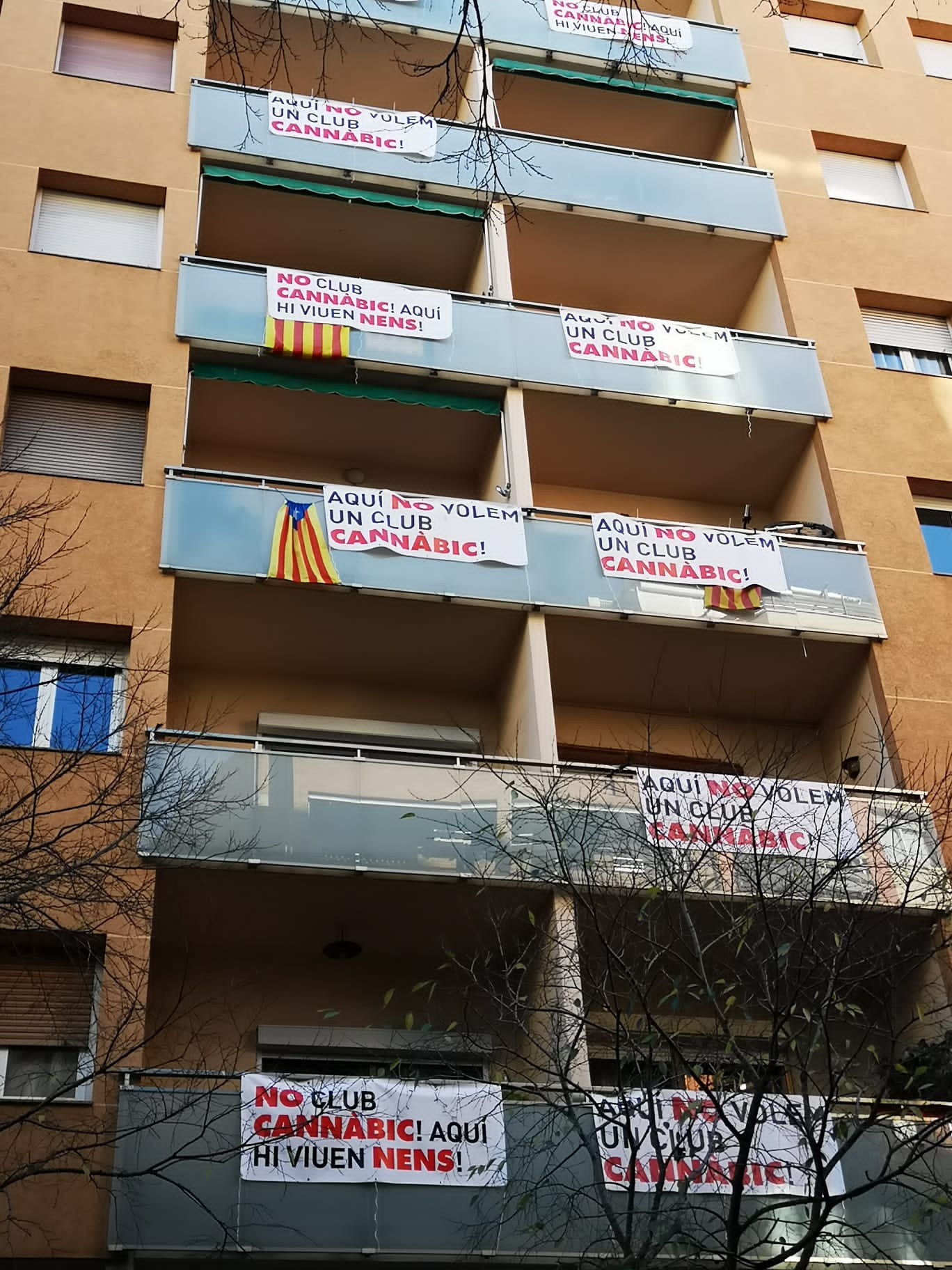 Pancartas en contra de un club de cannabis de la calle Còrsega, en Barcelona / G.A