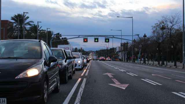 Una hilera interminable de coches espera a que el semáforo se ponga verde en la Diagonal