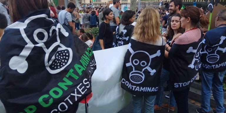 Manifestación bajo el lema Stop Contaminació organizada por Eixample Respira / EIXAMPLE RESPIRA