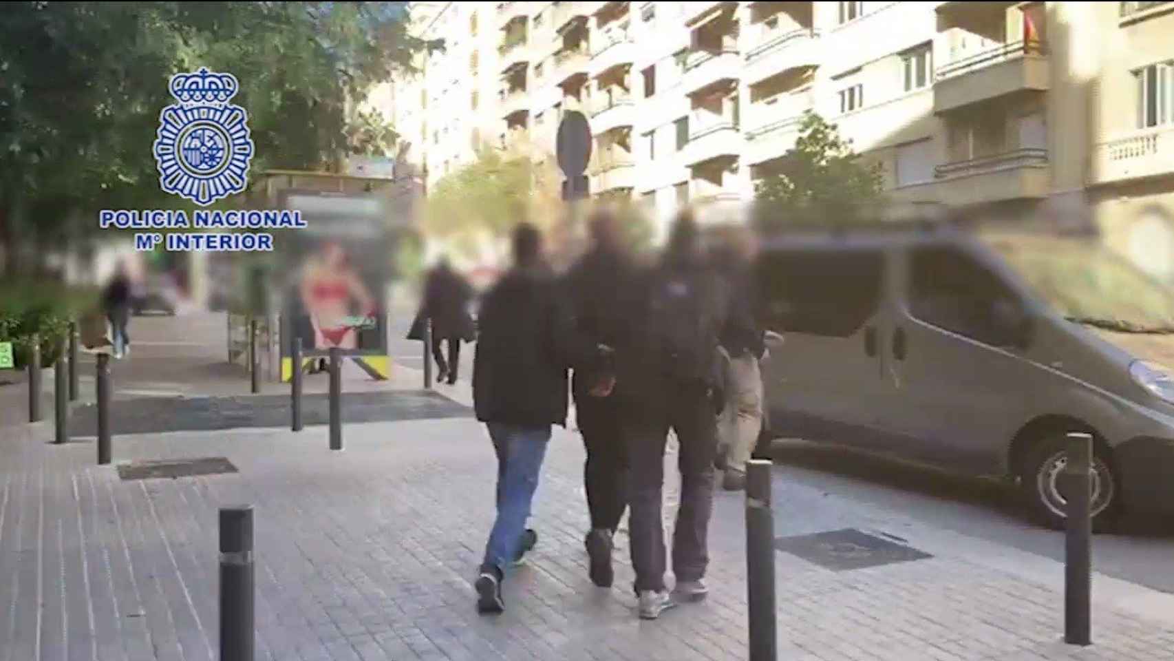 Momento de la detención del fugitivo buscado en Suecia por asesinato y blanqueo / POLICÍA NACIONAL