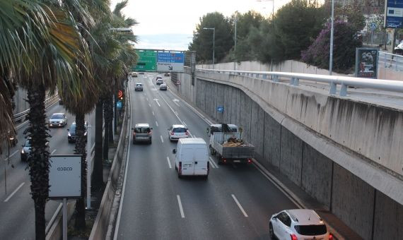 Varios vehículos circulan por la Ronda de Dalt en dirección Llobregat / AR