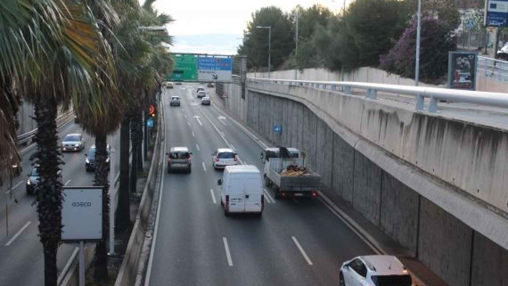 Varios vehículos circulan por la ronda de Dalt en dirección Llobregat