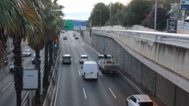 Varios vehículos circulan por la ronda de Dalt de Barcelona en dirección Llobregat