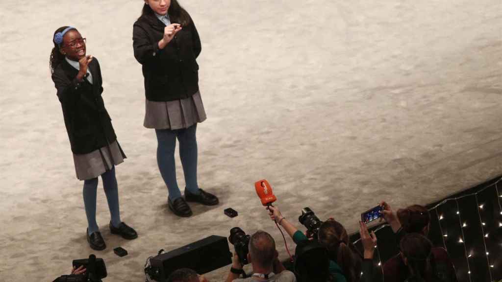 Dos de las niñas de la residencia de San Idelfonso cantando el cuarto premio que ha tocado en Badalona / EUROPA PRESS