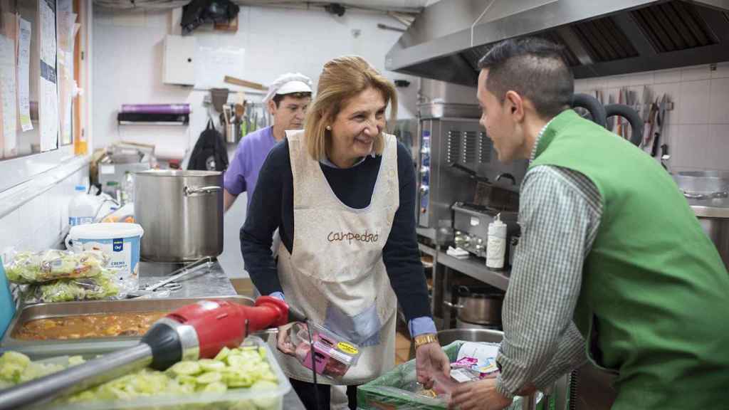 La directora de Canpedró, Teresa Villoro, junto a Jesús, empleado de Mercadona y un voluntario de la fundación / LENA PRIETO