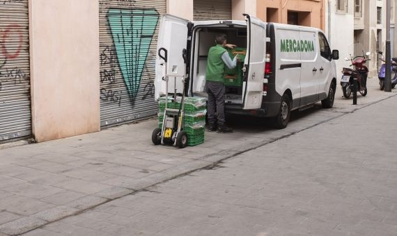 Un empleado de Mercadona descargando el producto fresco de la furgoneta / LENA PRIETO