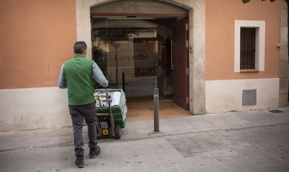 Jesús, el trabajador de Mercadona, entrando en el comedor social de Canpedró / LENA PRIETO