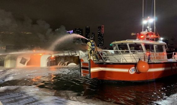 Yate de Marc Anthony incendiándose y hundiéndose / TWITTER - CITY OF MIAMI FIRE