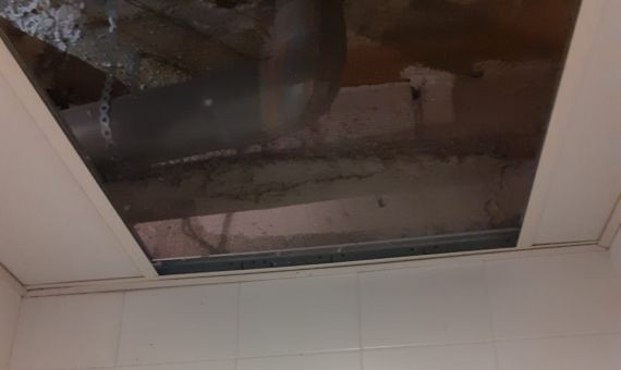 Un baño sin la parte del techo que cubre las cañerías / CEDIDA