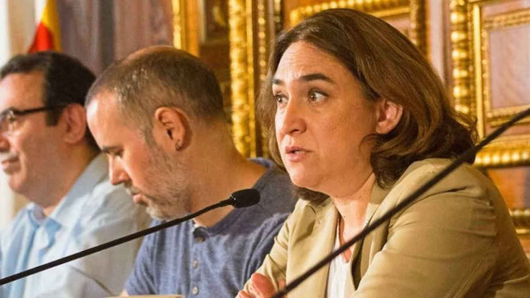 Ada Colau y Eloi Badia (centro), en un acto / AYUNTAMIENTO DE BARCELONA