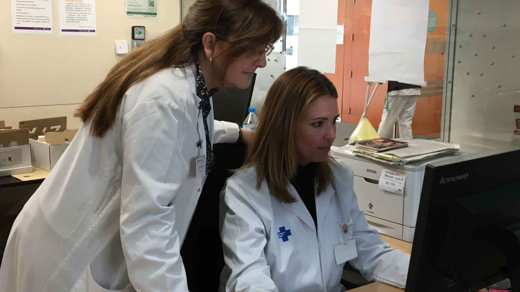 Ester Julbe y Abigail Fargas en el CAP Ramon Turró / RP