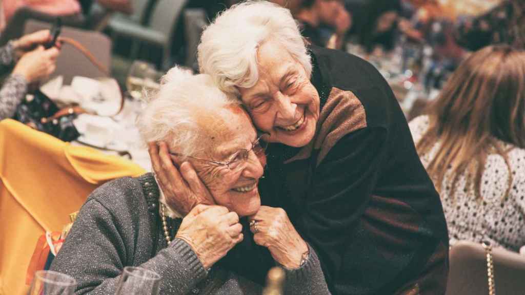 Dos ancianos en una comida de Navidad organizada por Amics de la Gent Gran / AMICS DE LA GENT GRAN